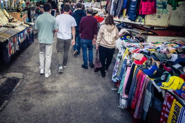 Tel Aviv, İsrail, 5 Ocak 2026, Carmel Market (Shuk HaCarmel), en büyük açık hava pazarı. Tel Aviv 'in göbeğinde yerel satıcılar ve otantik sokak sahneleri.