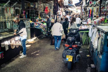 Tel Aviv, İsrail, 5 Ocak 2026, Carmel Market (Shuk HaCarmel), en büyük açık hava pazarı. Tel Aviv 'in göbeğinde yerel satıcılar ve otantik sokak sahneleri.
