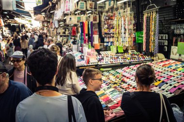 Tel Aviv, İsrail, 5 Ocak 2026, Carmel Market (Shuk HaCarmel), en büyük açık hava pazarı. Tel Aviv 'in göbeğinde yerel satıcılar ve otantik sokak sahneleri.