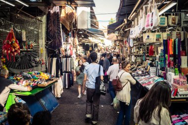 Tel Aviv, İsrail, 5 Ocak 2026, Carmel Market (Shuk HaCarmel), en büyük açık hava pazarı. Tel Aviv 'in göbeğinde yerel satıcılar ve otantik sokak sahneleri.