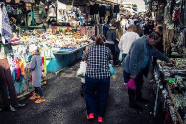 Tel Aviv, İsrail, 5 Ocak 2026, Carmel Market (Shuk HaCarmel), en büyük açık hava pazarı. Tel Aviv 'in göbeğinde yerel satıcılar ve otantik sokak sahneleri.
