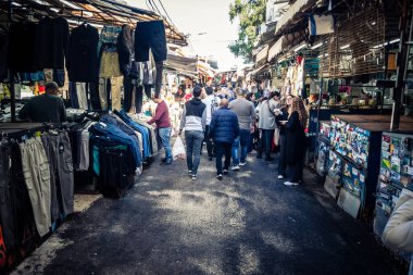 Tel Aviv, İsrail, 5 Ocak 2026, Carmel Market (Shuk HaCarmel), en büyük açık hava pazarı. Tel Aviv 'in göbeğinde yerel satıcılar ve otantik sokak sahneleri.