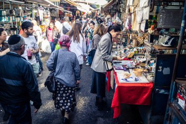 Tel Aviv, İsrail, 5 Ocak 2026, Carmel Market (Shuk HaCarmel), en büyük açık hava pazarı. Tel Aviv 'in göbeğinde yerel satıcılar ve otantik sokak sahneleri.
