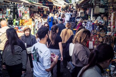 Tel Aviv, İsrail, 5 Ocak 2026, Carmel Market (Shuk HaCarmel), en büyük açık hava pazarı. Tel Aviv 'in göbeğinde yerel satıcılar ve otantik sokak sahneleri.
