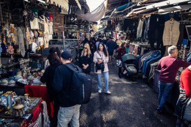 Tel Aviv, İsrail, 5 Ocak 2026, Carmel Market (Shuk HaCarmel), en büyük açık hava pazarı. Tel Aviv 'in göbeğinde yerel satıcılar ve otantik sokak sahneleri.