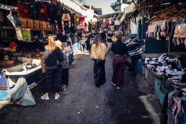 Tel Aviv, İsrail, 5 Ocak 2026, Carmel Market (Shuk HaCarmel), en büyük açık hava pazarı. Tel Aviv 'in göbeğinde yerel satıcılar ve otantik sokak sahneleri.