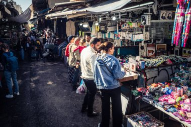 Tel Aviv, İsrail, 5 Ocak 2026, Carmel Market (Shuk HaCarmel), en büyük açık hava pazarı. Tel Aviv 'in göbeğinde yerel satıcılar ve otantik sokak sahneleri.