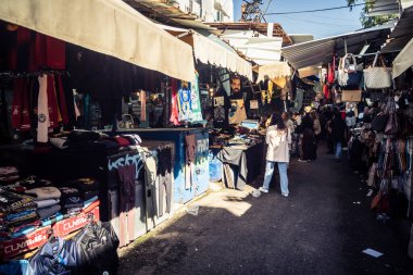 Tel Aviv, İsrail, 5 Ocak 2026, Carmel Market (Shuk HaCarmel), en büyük açık hava pazarı. Tel Aviv 'in göbeğinde yerel satıcılar ve otantik sokak sahneleri.