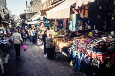 Tel Aviv, İsrail, 5 Ocak 2026, Carmel Market (Shuk HaCarmel), en büyük açık hava pazarı. Tel Aviv 'in göbeğinde yerel satıcılar ve otantik sokak sahneleri.