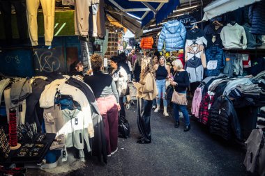 Tel Aviv, İsrail, 5 Ocak 2026, Carmel Market (Shuk HaCarmel), en büyük açık hava pazarı. Tel Aviv 'in göbeğinde yerel satıcılar ve otantik sokak sahneleri.