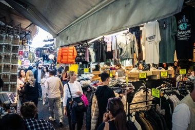 Tel Aviv, İsrail, 5 Ocak 2026, Carmel Market (Shuk HaCarmel), en büyük açık hava pazarı. Tel Aviv 'in göbeğinde yerel satıcılar ve otantik sokak sahneleri.