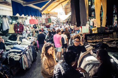 Tel Aviv, İsrail, 5 Ocak 2026, Carmel Market (Shuk HaCarmel), en büyük açık hava pazarı. Tel Aviv 'in göbeğinde yerel satıcılar ve otantik sokak sahneleri.