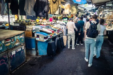 Tel Aviv, İsrail, 5 Ocak 2026, Carmel Market (Shuk HaCarmel), en büyük açık hava pazarı. Tel Aviv 'in göbeğinde yerel satıcılar ve otantik sokak sahneleri.