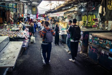 Tel Aviv, İsrail, 5 Ocak 2026, Carmel Market (Shuk HaCarmel), en büyük açık hava pazarı. Tel Aviv 'in göbeğinde yerel satıcılar ve otantik sokak sahneleri.