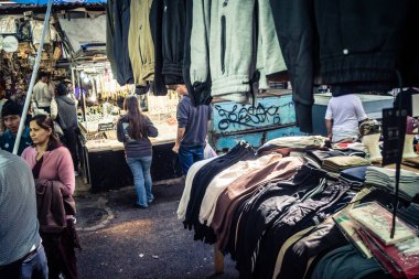 Tel Aviv, İsrail, 5 Ocak 2026, Carmel Market (Shuk HaCarmel), en büyük açık hava pazarı. Tel Aviv 'in göbeğinde yerel satıcılar ve otantik sokak sahneleri.