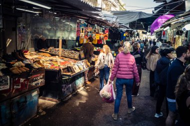 Tel Aviv, İsrail, 5 Ocak 2026, Carmel Market (Shuk HaCarmel), en büyük açık hava pazarı. Tel Aviv 'in göbeğinde yerel satıcılar ve otantik sokak sahneleri.