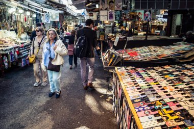 Tel Aviv, İsrail, 5 Ocak 2026, Carmel Market (Shuk HaCarmel), en büyük açık hava pazarı. Tel Aviv 'in göbeğinde yerel satıcılar ve otantik sokak sahneleri.