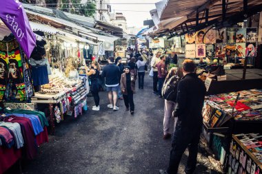Tel Aviv, İsrail, 5 Ocak 2026, Carmel Market (Shuk HaCarmel), en büyük açık hava pazarı. Tel Aviv 'in göbeğinde yerel satıcılar ve otantik sokak sahneleri.