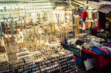 Tel Aviv, İsrail, 5 Ocak 2026, Carmel Market (Shuk HaCarmel), en büyük açık hava pazarı. Tel Aviv 'in göbeğinde yerel satıcılar ve otantik sokak sahneleri.