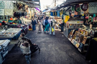 Tel Aviv, İsrail, 5 Ocak 2026, Carmel Market (Shuk HaCarmel), en büyük açık hava pazarı. Tel Aviv 'in göbeğinde yerel satıcılar ve otantik sokak sahneleri.