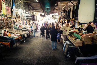 Tel Aviv, İsrail, 5 Ocak 2026, Carmel Market (Shuk HaCarmel), en büyük açık hava pazarı. Tel Aviv 'in göbeğinde yerel satıcılar ve otantik sokak sahneleri.