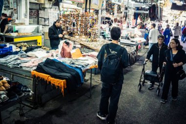Tel Aviv, İsrail, 5 Ocak 2026, Carmel Market (Shuk HaCarmel), en büyük açık hava pazarı. Tel Aviv 'in göbeğinde yerel satıcılar ve otantik sokak sahneleri.