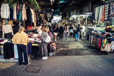 Tel Aviv, İsrail, 5 Ocak 2026, Carmel Market (Shuk HaCarmel), en büyük açık hava pazarı. Tel Aviv 'in göbeğinde yerel satıcılar ve otantik sokak sahneleri.