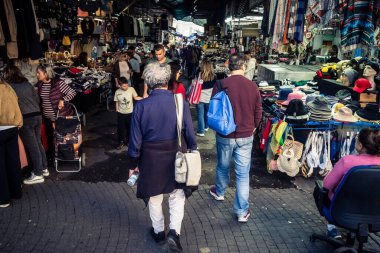 Tel Aviv, İsrail, 5 Ocak 2026, Carmel Market (Shuk HaCarmel), en büyük açık hava pazarı. Tel Aviv 'in göbeğinde yerel satıcılar ve otantik sokak sahneleri.