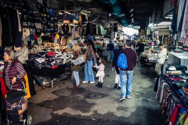 Tel Aviv, İsrail, 5 Ocak 2026, Carmel Market (Shuk HaCarmel), en büyük açık hava pazarı. Tel Aviv 'in göbeğinde yerel satıcılar ve otantik sokak sahneleri.