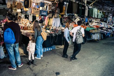 Tel Aviv, İsrail, 5 Ocak 2026, Carmel Market (Shuk HaCarmel), en büyük açık hava pazarı. Tel Aviv 'in göbeğinde yerel satıcılar ve otantik sokak sahneleri.