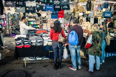 Tel Aviv, İsrail, 5 Ocak 2026, Carmel Market (Shuk HaCarmel), en büyük açık hava pazarı. Tel Aviv 'in göbeğinde yerel satıcılar ve otantik sokak sahneleri.