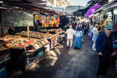 Tel Aviv, İsrail, 5 Ocak 2026, Carmel Market (Shuk HaCarmel), en büyük açık hava pazarı. Tel Aviv 'in göbeğinde yerel satıcılar ve otantik sokak sahneleri.