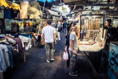 Tel Aviv, İsrail, 5 Ocak 2026, Carmel Market (Shuk HaCarmel), en büyük açık hava pazarı. Tel Aviv 'in göbeğinde yerel satıcılar ve otantik sokak sahneleri.