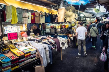 Tel Aviv, İsrail, 5 Ocak 2026, Carmel Market (Shuk HaCarmel), en büyük açık hava pazarı. Tel Aviv 'in göbeğinde yerel satıcılar ve otantik sokak sahneleri.