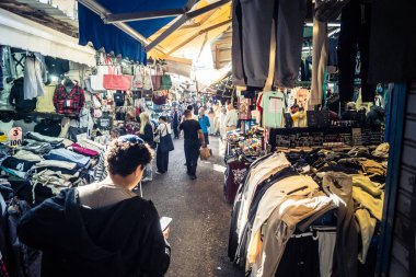 Tel Aviv, İsrail, 5 Ocak 2026, Carmel Market (Shuk HaCarmel), en büyük açık hava pazarı. Tel Aviv 'in göbeğinde yerel satıcılar ve otantik sokak sahneleri.