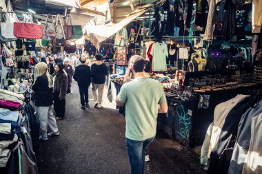 Tel Aviv, İsrail, 5 Ocak 2026, Carmel Market (Shuk HaCarmel), en büyük açık hava pazarı. Tel Aviv 'in göbeğinde yerel satıcılar ve otantik sokak sahneleri.