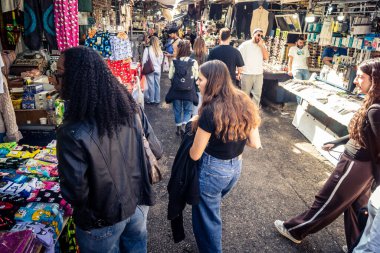 Tel Aviv, İsrail, 5 Ocak 2026, Carmel Market (Shuk HaCarmel), en büyük açık hava pazarı. Tel Aviv 'in göbeğinde yerel satıcılar ve otantik sokak sahneleri.