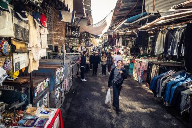 Tel Aviv, İsrail, 5 Ocak 2026, Carmel Market (Shuk HaCarmel), en büyük açık hava pazarı. Tel Aviv 'in göbeğinde yerel satıcılar ve otantik sokak sahneleri.