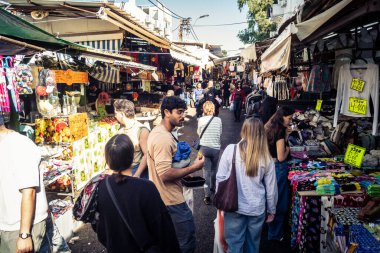Tel Aviv, İsrail, 5 Ocak 2026, Carmel Market (Shuk HaCarmel), en büyük açık hava pazarı. Tel Aviv 'in göbeğinde yerel satıcılar ve otantik sokak sahneleri.