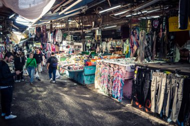 Tel Aviv, İsrail, 5 Ocak 2026, Carmel Market (Shuk HaCarmel), en büyük açık hava pazarı. Tel Aviv 'in göbeğinde yerel satıcılar ve otantik sokak sahneleri.