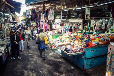 Tel Aviv, İsrail, 5 Ocak 2026, Carmel Market (Shuk HaCarmel), en büyük açık hava pazarı. Tel Aviv 'in göbeğinde yerel satıcılar ve otantik sokak sahneleri.