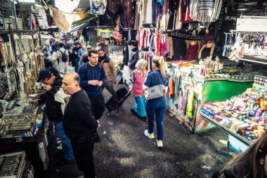 Tel Aviv, İsrail, 5 Ocak 2026, Carmel Market (Shuk HaCarmel), en büyük açık hava pazarı. Tel Aviv 'in göbeğinde yerel satıcılar ve otantik sokak sahneleri.