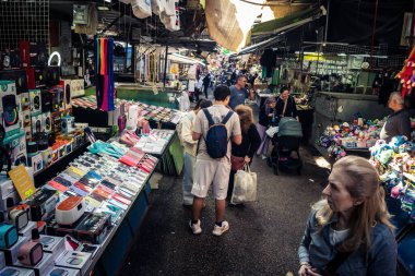 Tel Aviv, İsrail, 5 Ocak 2026, Carmel Market (Shuk HaCarmel), en büyük açık hava pazarı. Tel Aviv 'in göbeğinde yerel satıcılar ve otantik sokak sahneleri.