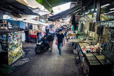 Tel Aviv, İsrail, 5 Ocak 2026, Carmel Market (Shuk HaCarmel), en büyük açık hava pazarı. Tel Aviv 'in göbeğinde yerel satıcılar ve otantik sokak sahneleri.