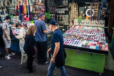 Tel Aviv, İsrail, 5 Ocak 2026, Carmel Market (Shuk HaCarmel), en büyük açık hava pazarı. Tel Aviv 'in göbeğinde yerel satıcılar ve otantik sokak sahneleri.