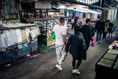 Tel Aviv, İsrail, 5 Ocak 2026, Carmel Market (Shuk HaCarmel), en büyük açık hava pazarı. Tel Aviv 'in göbeğinde yerel satıcılar ve otantik sokak sahneleri.