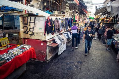 Tel Aviv, İsrail, 5 Ocak 2026, Carmel Market (Shuk HaCarmel), en büyük açık hava pazarı. Tel Aviv 'in göbeğinde yerel satıcılar ve otantik sokak sahneleri.