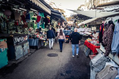 Tel Aviv, İsrail, 5 Ocak 2026, Carmel Market (Shuk HaCarmel), en büyük açık hava pazarı. Tel Aviv 'in göbeğinde yerel satıcılar ve otantik sokak sahneleri.