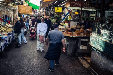Tel Aviv, İsrail, 5 Ocak 2026, Carmel Market (Shuk HaCarmel), en büyük açık hava pazarı. Tel Aviv 'in göbeğinde yerel satıcılar ve otantik sokak sahneleri.