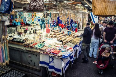 Tel Aviv, İsrail, 5 Ocak 2026, Carmel Market (Shuk HaCarmel), en büyük açık hava pazarı. Tel Aviv 'in göbeğinde yerel satıcılar ve otantik sokak sahneleri.